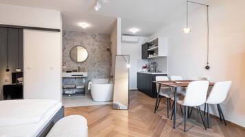 Luxury-Suite, Gartenblick | Zimmersafe, laptopgeeigneter Arbeitsplatz, Bügeleisen/Bügelbrett