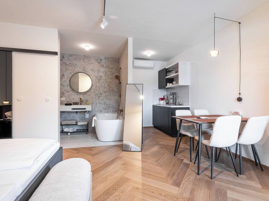 Suite de lujo, vistas al jardín | Caja fuerte y espacio para trabajar con un portátil