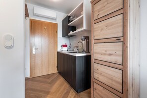 Studio Deluxe | Eget kök | Kylskåp, spishäll, barnstol och grytor/köksredskap