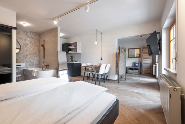 Suite de lujo, vista al jardín | Área de sala de estar | Juguetes 