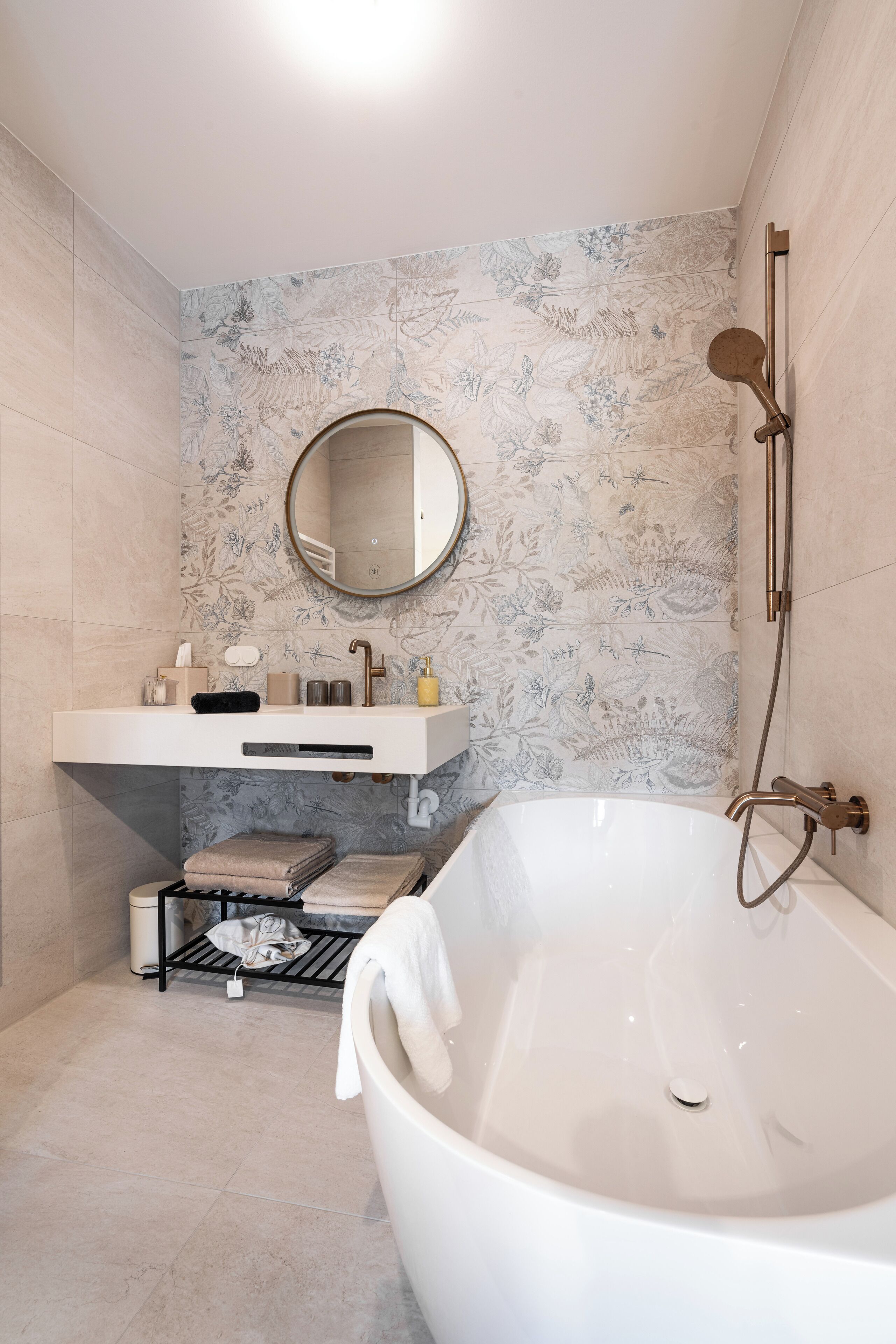 Un bagno moderno con una vasca freestanding, un mobile lavabo con specchio e una zona doccia.