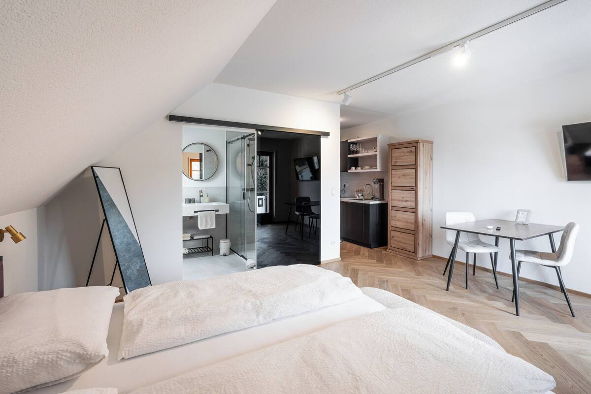 Deluxe Studio | In-room safe, laptop workspace, iron/ironing board, free WiFi