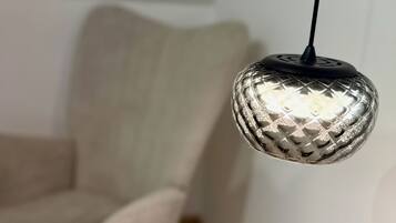 Una lampada a sospensione con finitura metallica strutturata.
