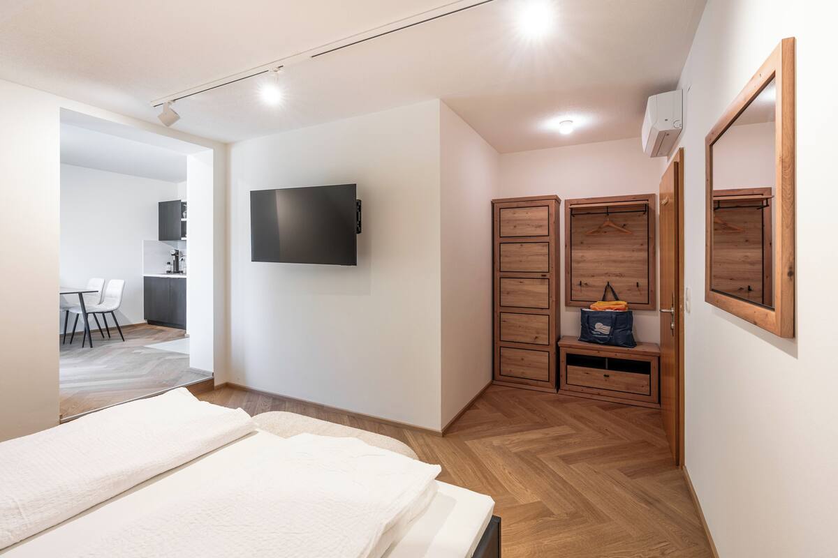 Deluxe Studio Suite, Balcony, Hill View | Peti besi dalam bilik, ruang kerja komputer riba 
