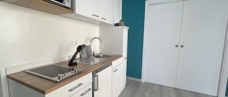 Cafetière/bouilloire, réfrigérateur, micro-ondes, plaque de cuisson