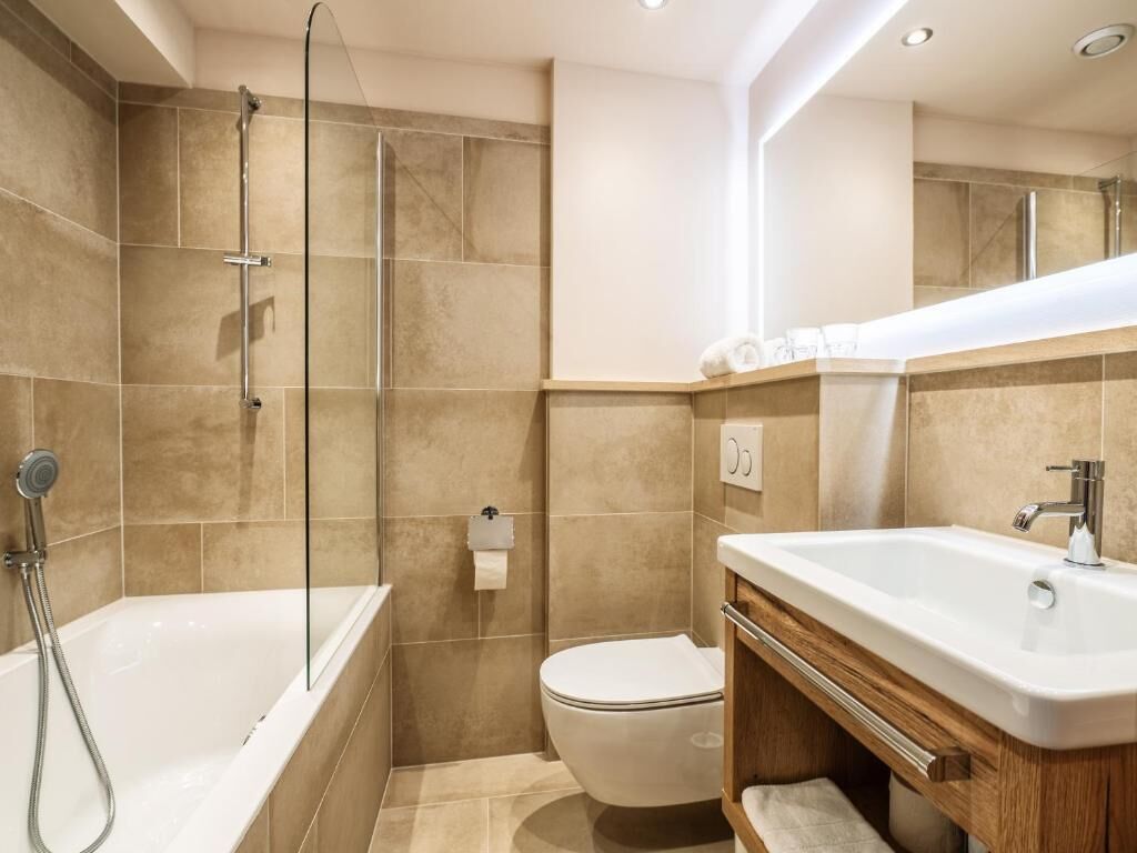 Dreibettzimmer, Stadtblick | Badezimmer | Kostenlose Toilettenartikel, Haartrockner, Handtücher, Seife
