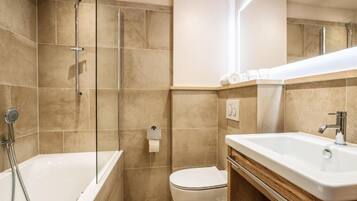 Dreibettzimmer, Stadtblick | Badezimmer | Kostenlose Toilettenartikel, Haartrockner, Handtücher, Seife