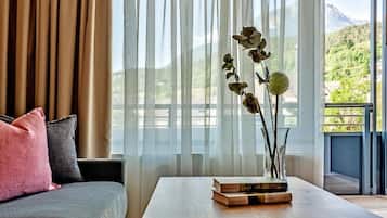 ห้องดีลักซ์ดับเบิล, ระเบียง, วิวสวนหย่อม | บริเวณนั่งเล่น