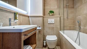 Ein modernes Badezimmer mit Waschbecken, Toilette und Badewanne.