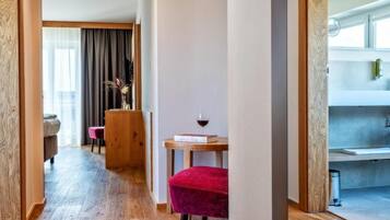 Deluxe Double Room, Balcony, Courtyard View | Interior