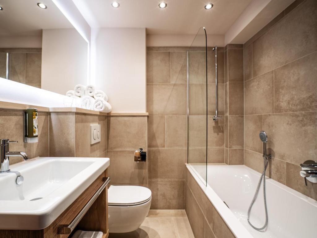 Superior-Doppelzimmer, Stadtblick | Badezimmer | Kostenlose Toilettenartikel, Haartrockner, Handtücher, Seife