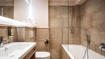 Superior-Doppelzimmer, Stadtblick | Badezimmer | Kostenlose Toilettenartikel, Haartrockner, Handtücher, Seife