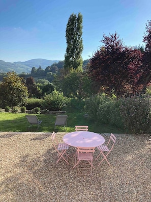 Outdoor dining - Entire property: cottage - Saint-Prix, France (Saint-Prix)