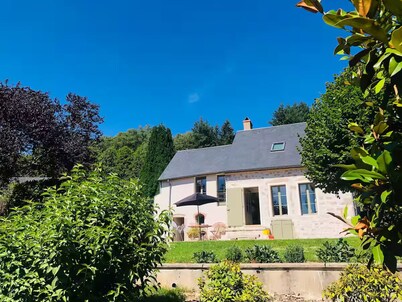 Listed country house ⭐️⭐️⭐️ with a garden and views of the Morvan Mountains 