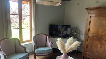 Télévision, cheminée, livres