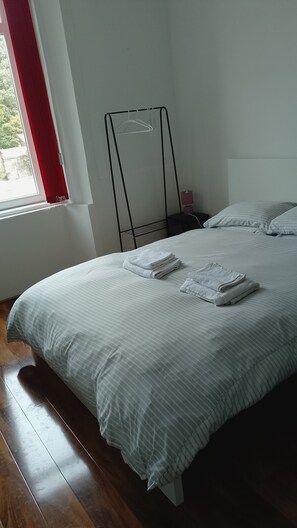 2 slaapkamers, een strijkplank/strijkijzer, internet, beddengoed