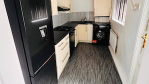 Fridge, microwave, oven, stovetop - 3 Bed Home Free WiFi & Netflix Central Location (Middlesbrough)