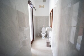 Shower, perlengkapan mandi gratis, handuk, dan sabun