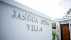 Μια πινακίδα με την επιγραφή «JANGGA NUSA VILLA».