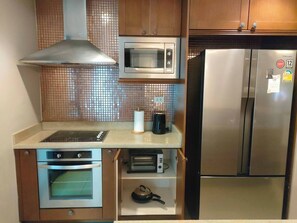 Fridge, microwave, coffee/tea maker, cookware/dishes/utensils
