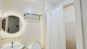 Shower, hair dryer, towels