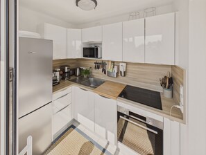 Kylskåp, mikrovågsugn, ugn och diskmaskin