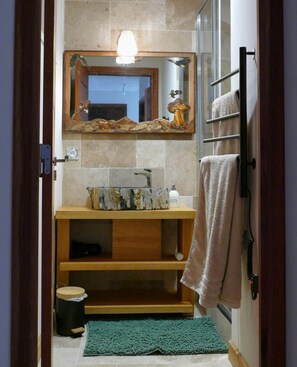 Een douche, handdoeken