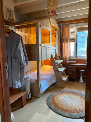 2 chambres, fer et planche à repasser, Wi-Fi, draps fournis