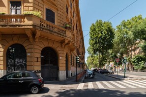 Parking - GuestHost - Cozy loft studio apartment of approximately 14 sqm, perfect for two people, with two single beds, ideal for business/study travelers and city visitors.The apartment is located on the mezzanine floor (accessible via a few steps) of a building  (Rome)