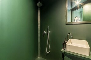 Shower, bidet, towels
