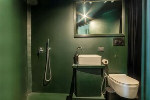 Shower, bidet, towels
