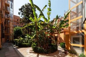 Property grounds - GuestHost - Cozy loft studio apartment of approximately 14 sqm, perfect for two people, with two single beds, ideal for business/study travelers and city visitors.The apartment is located on the mezzanine floor (accessible via a few steps) of a building  (Rome)