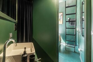 Shower, bidet, towels