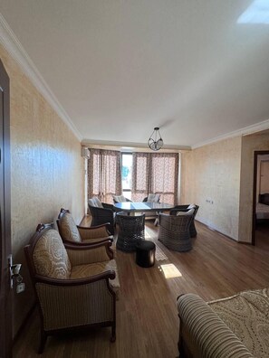 Bureau, espace de travail pour ordinateur portable, lits bébé (gratuits)