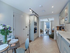 Oppvaskmaskin og høy barnestol