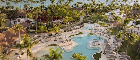 9 AuĂenpools, Sonnenschirme, LiegestĂŒhle