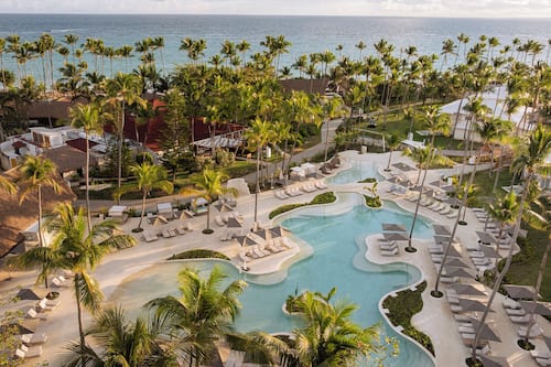 9 outdoor pools, pool umbrellas, sun loungers