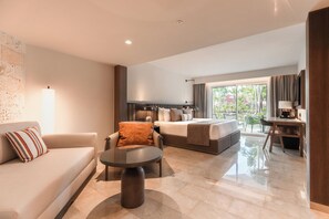 أغطية فراش متميزة وعناصر مجانية داخل الميني بار وخزنة داخل الغرفة