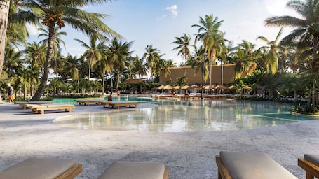 9 outdoor pools, pool umbrellas, sun loungers. Family Selection at Grand Palladium Select Bávaro - All Inclusive