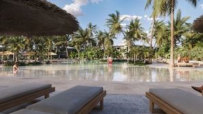 9 outdoor pools, pool umbrellas, pool loungers