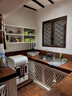 Réfrigérateur, micro-ondes, four, cafetière/bouilloire
