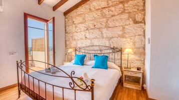 4 slaapkamers, een strijkplank/strijkijzer, gratis wifi, beddengoed