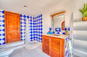 Regadera, secadora de cabello, bidet, toallas 