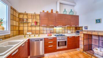 Een koelkast, een magnetron, een oven, een vaatwasser