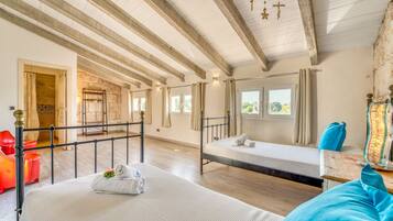 4 bedrooms, iron/ironing board, free WiFi, bed sheets