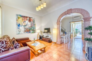 テレビ、暖炉、DVD プレーヤー