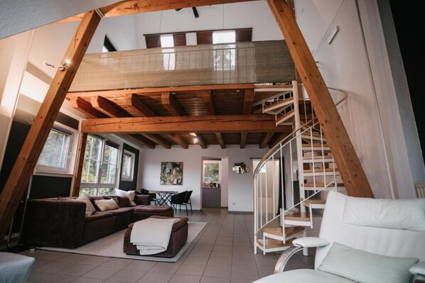 TV - Private Maisonette House with Balcony · Self-Check-In & Free Parking (Schwabach)