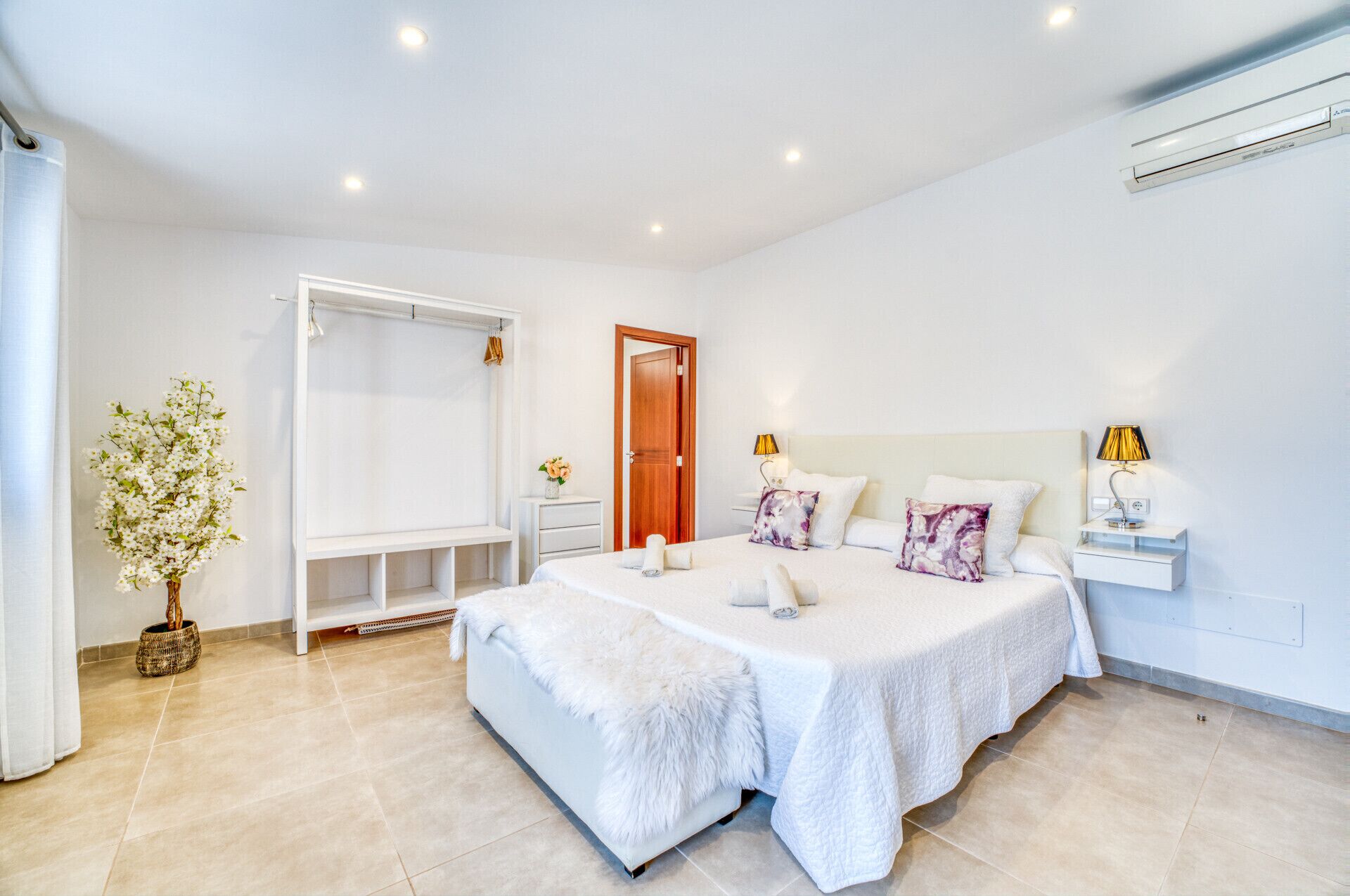 5 bedrooms, iron/ironing board, free WiFi, bed sheets