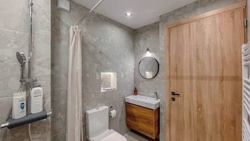 Dusche, Haartrockner, Handtücher, Toilettenpapier