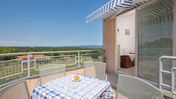 Familienapartment, Mehrere Schlafzimmer (Peaceful Retreat With Terrace 2) | Terrasse/Patio